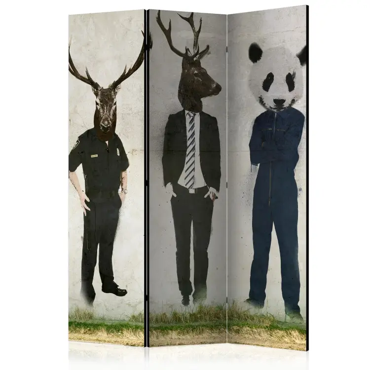 Uomo o animale - tre figure umane con teste di animali