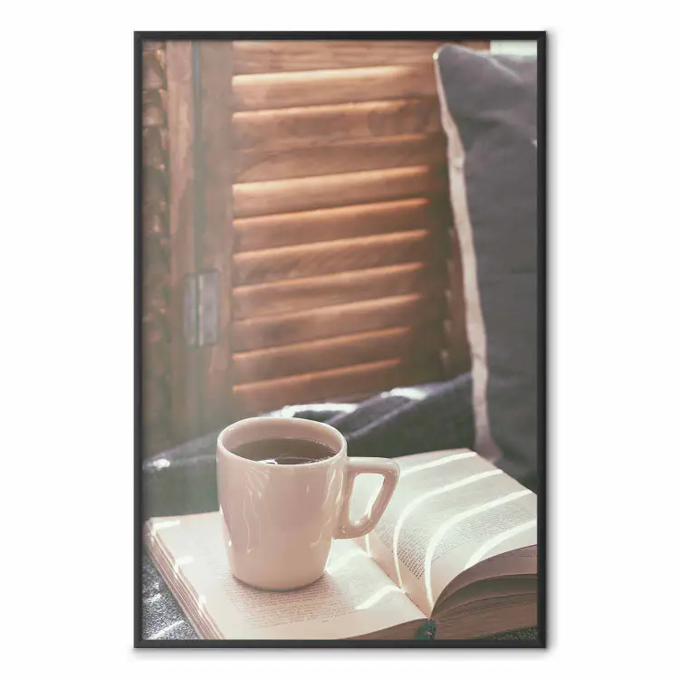 Tazza di ricordi - libro aperto con tè di fronte a una porta di legno