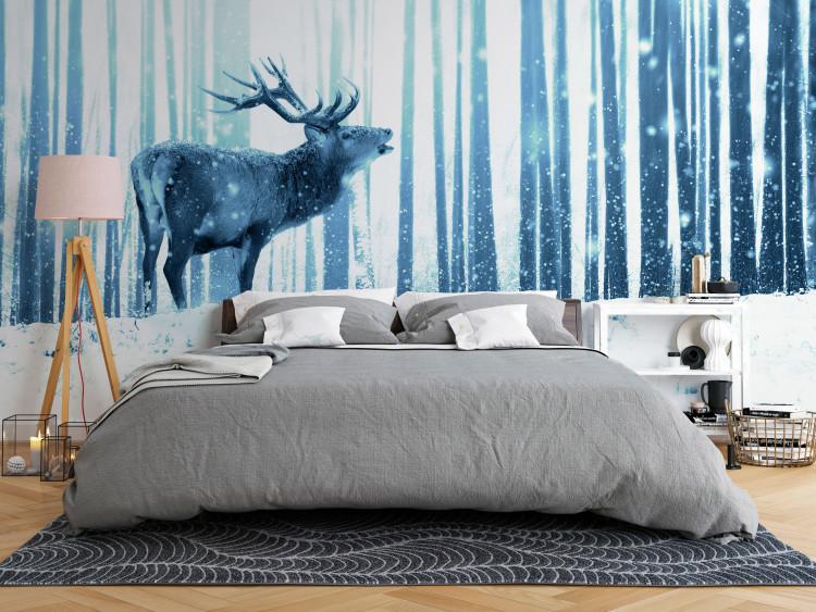Carta da parati Animali invernali - motivo di cervo su sfondo di bosco in tonalità blu