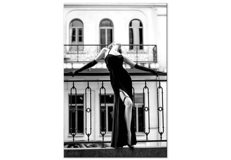 Donna danzante - foto in bianco e nero con una figura sul balcone
