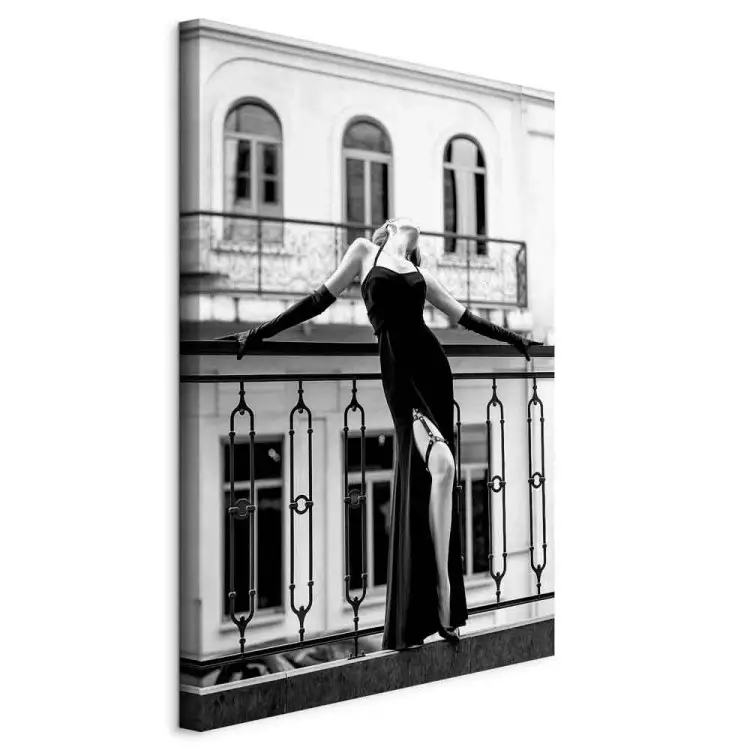 Donna danzante - foto in bianco e nero con una figura sul balcone