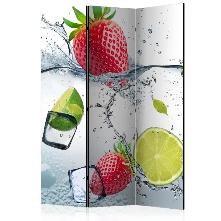 Cocktail fruttato - fragole e lime tra cubetti di ghiaccio