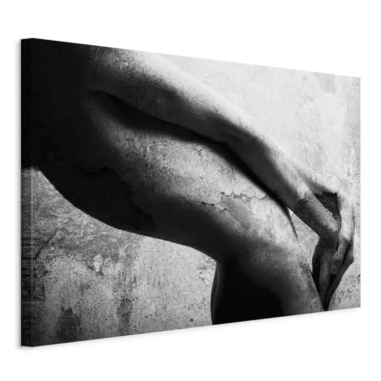 Corpo femminile - composizione in bianco e nero con pietra 