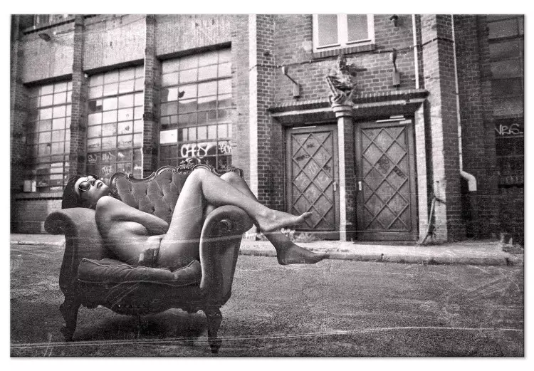 Donna sulla sedia - foto in bianco e nero in stile glamour