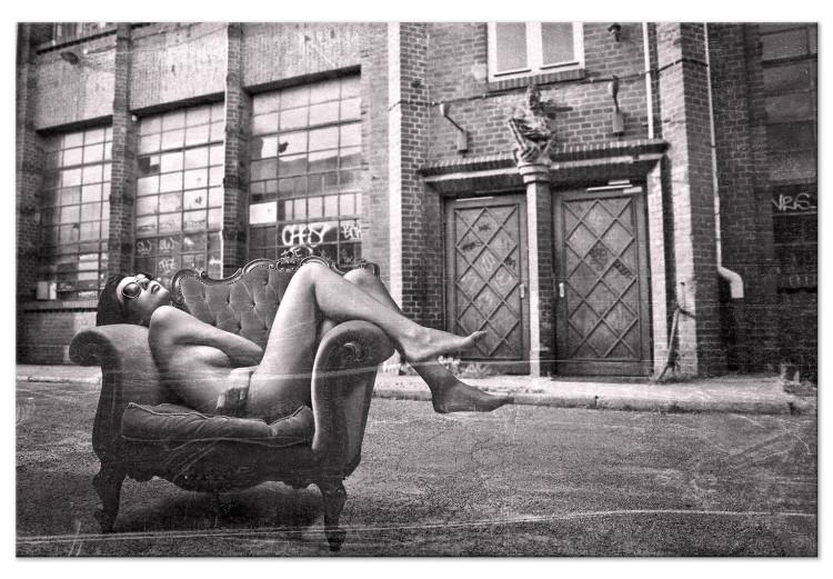 Quadro su tela Donna sulla sedia - foto in bianco e nero in stile glamour