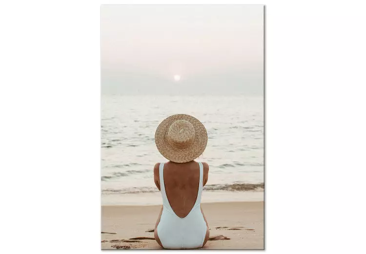 Donna col cappello sulla spiaggia - Paesaggio marino con il tramonto 