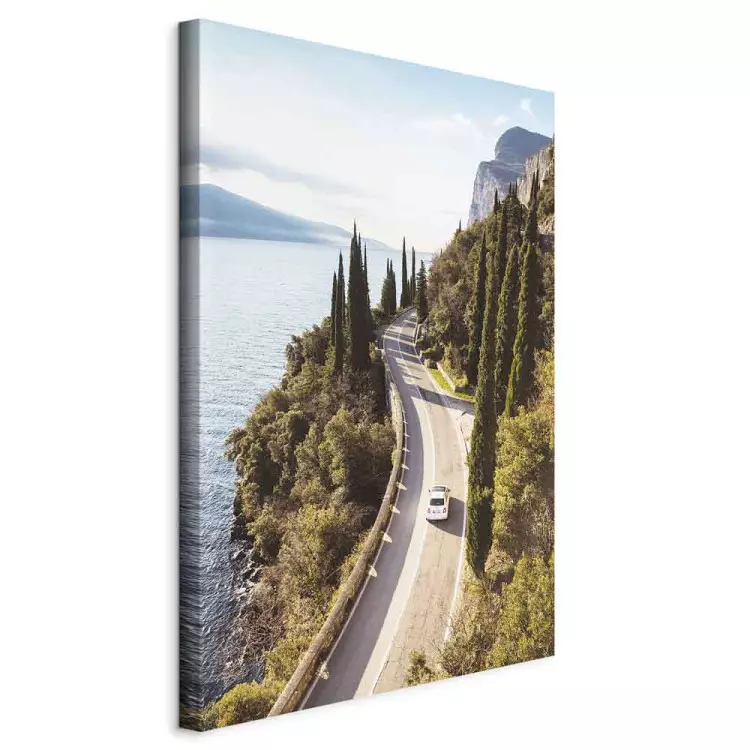 Vista del Lago di Garda - Paesaggio estivo con montagna e lago