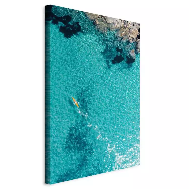 Paesaggio marino con acqua trasparente e una canoa gialla