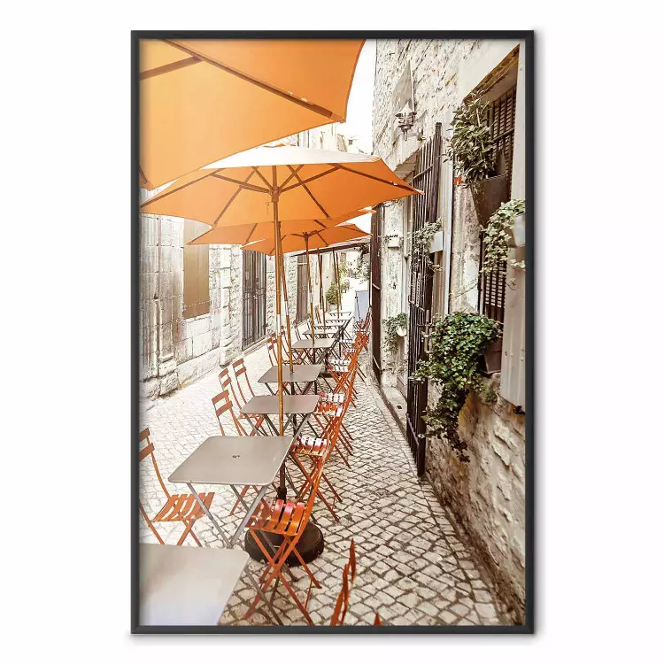 Mattina estiva - tavolini del ristorante in città italiana