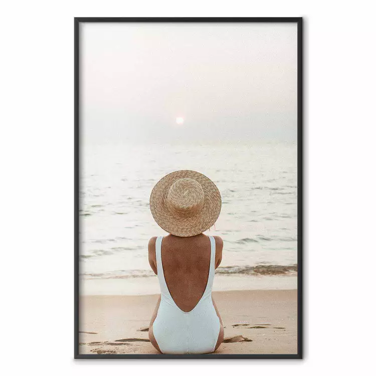 Relax sulla spiaggia - donna sulla sabbia con tramonto