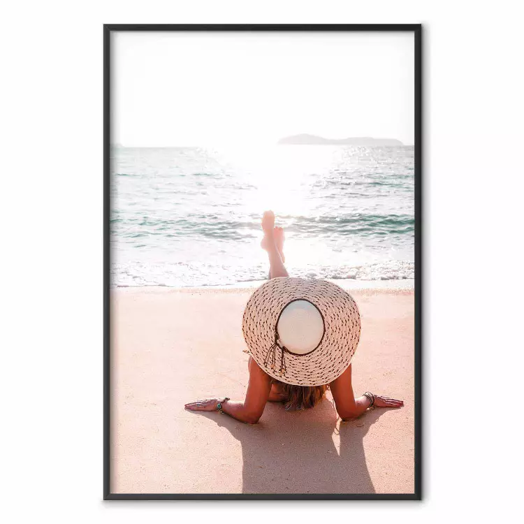 Idillio sulla spiaggia - donna sul mare tranquillo