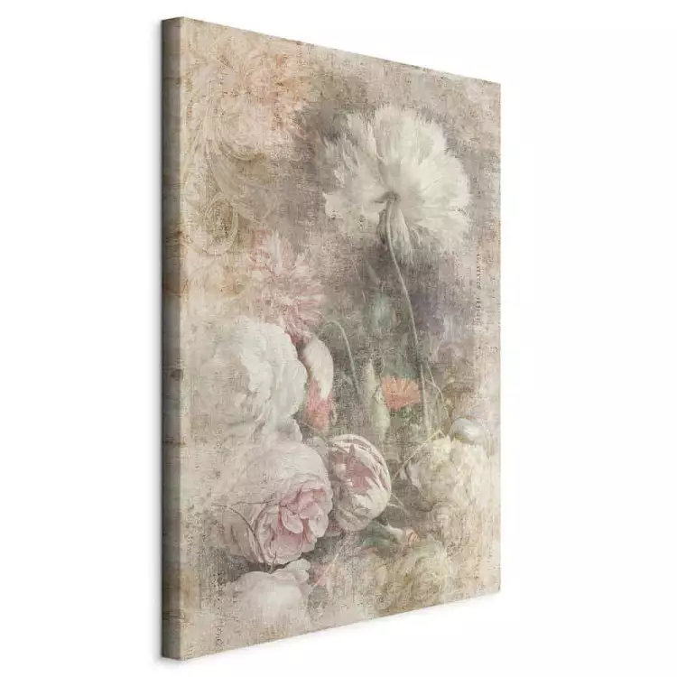 Natura morta Vintage - fiori delicati su uno sfondo grigio
