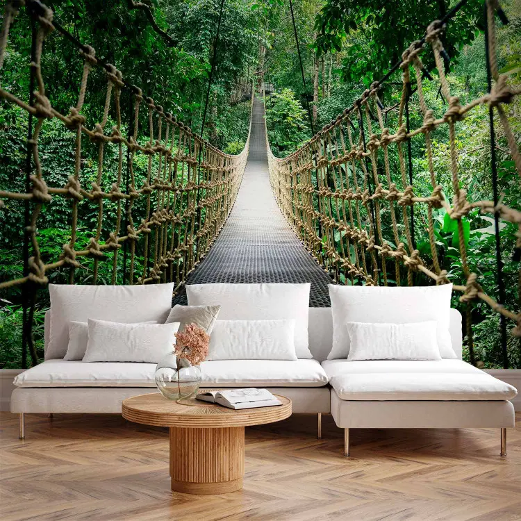 Giungla verde - paesaggio di un ponte di legno tra gli alberi