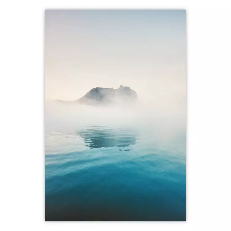 Baia nebbiosa - composizione di acqua blu e nebbia chiara su roccia