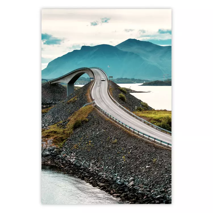 Strada tra i laghi - paesaggio di strada e ponte su montagne alte