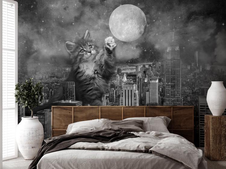 Carta da parati Gatto a New York - gatto su sfondo di città e luna in ombre grigie