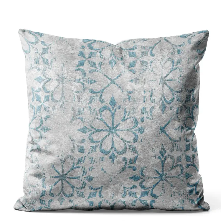 Ornamento blu - motivo floreale su sfondo grigio texturizzato