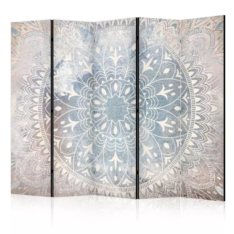 Mandala - ornamento chiaro color crema su fondo blu II