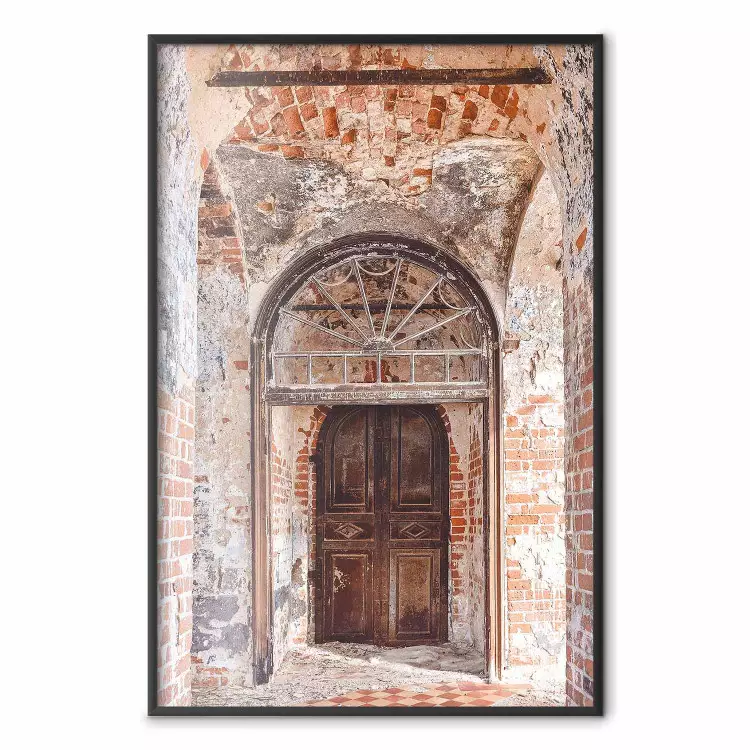 Un arco ornato - una porta di legno in un antico edificio in mattoni