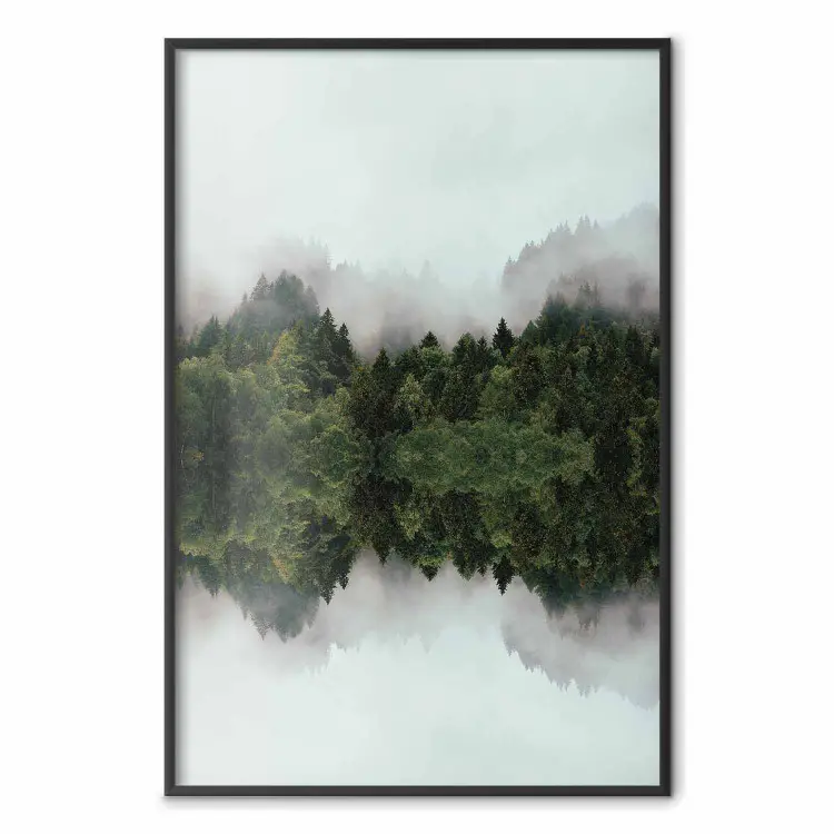 Nebbiosa taiga - un'ambientazione misteriosa con alberi nella nebbia
