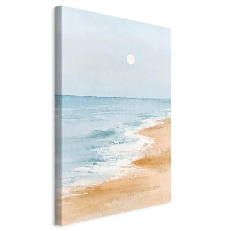 Spiaggia acquerellata - onde calme del mare sotto un cielo luminoso