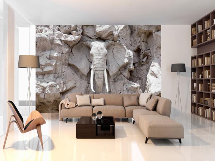 Carta da parati Time Bridge (Sud Africa) - Paesaggio africano con una scultura di elefante in pietra su uno sfondo nei toni dell'arenaria e del bianco