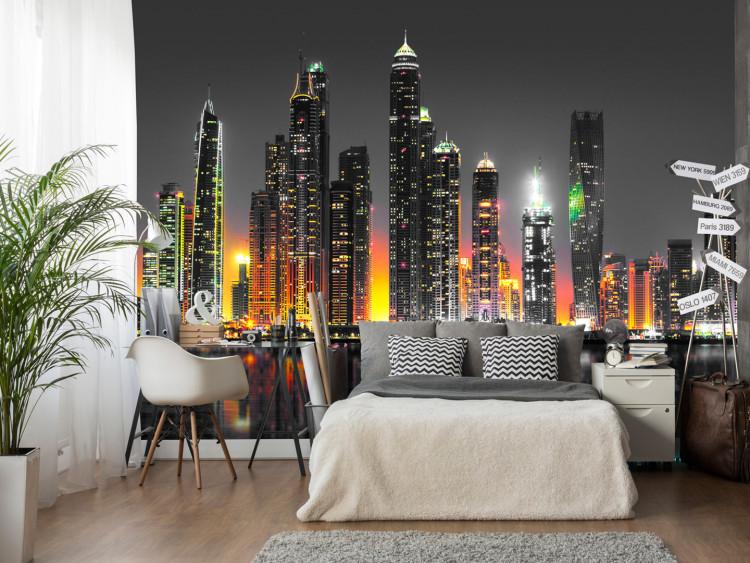Carta da parati Notti arancioni a Dubai - grattacieli e riflesso nell'acqua