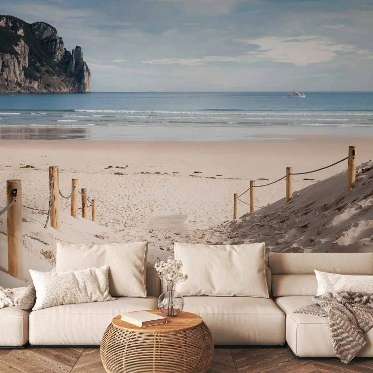 Luglio afoso - paesaggio marino con spiaggia, scogli e cielo