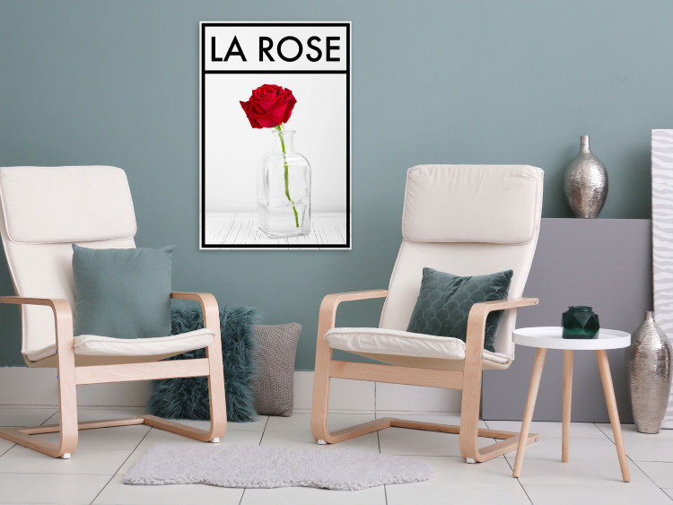 Foto su tela Rosa - una rosa in un vaso su uno sfondo grigio chiaro con una  cornice nera e una scritta in francese perfetta per una stanza o una sala da