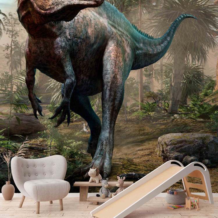 Carta da parati moderna Tirannosauro a caccia - dinosauro nella giungla con alberi per bambini 142748 additionalImage 6