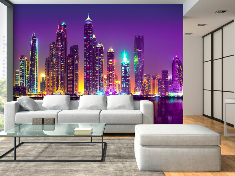 Carta da parati Notti viola a Dubai - Panorama con grattacieli e riflesso nell'acqua 90558