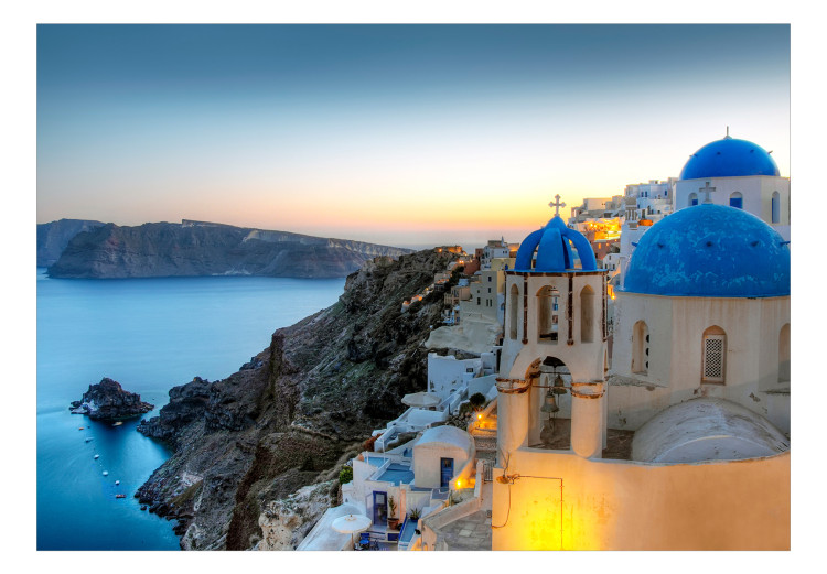 Carta da parati moderna Santorini durante il tramonto - paesaggio marino greco con architettura 136088 additionalImage 1